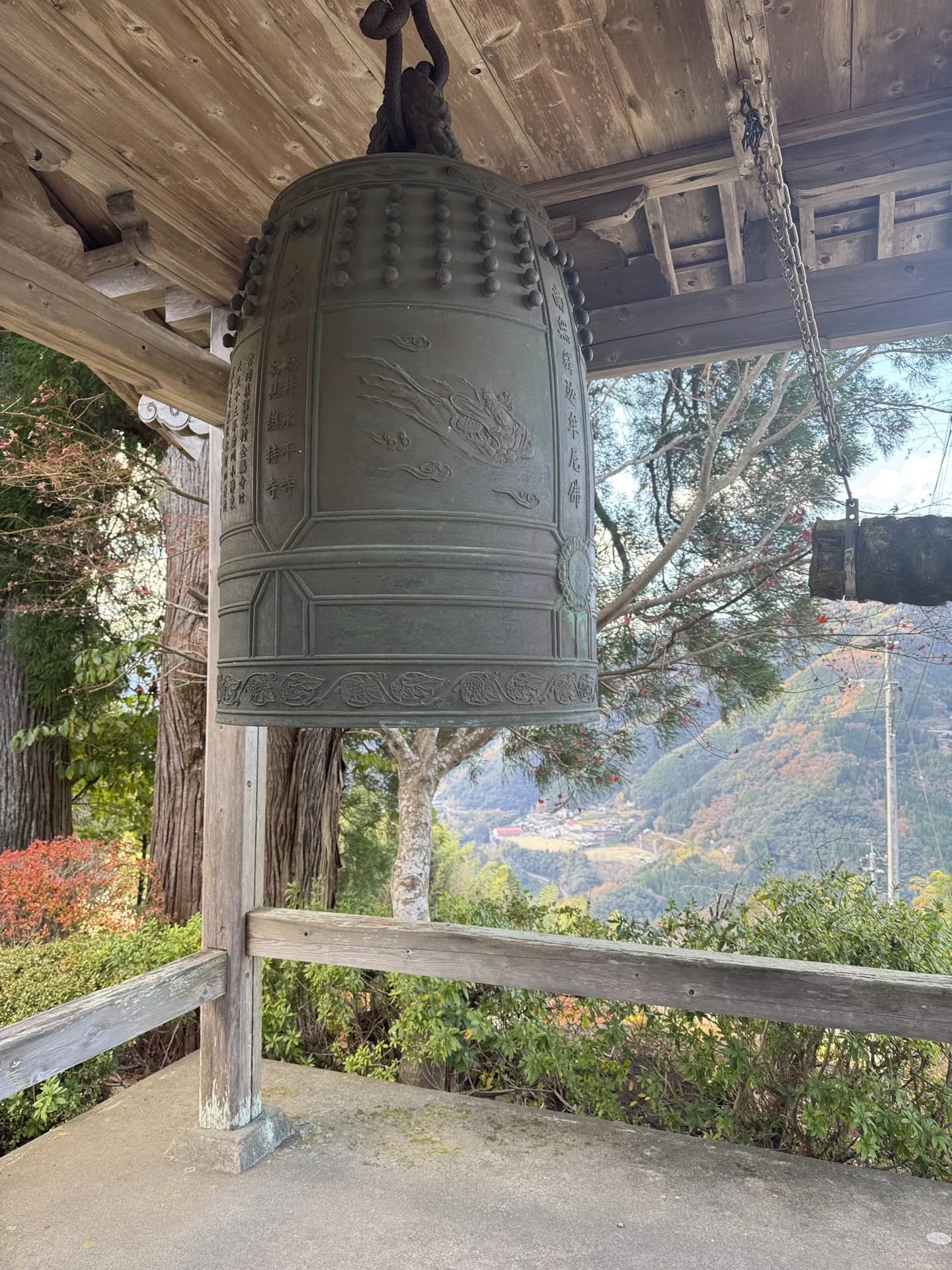 梵鐘と山並み